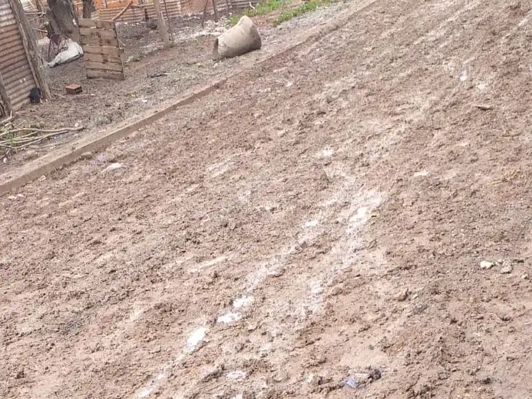 Así se ven los accesos al barrio los días de lluvia.