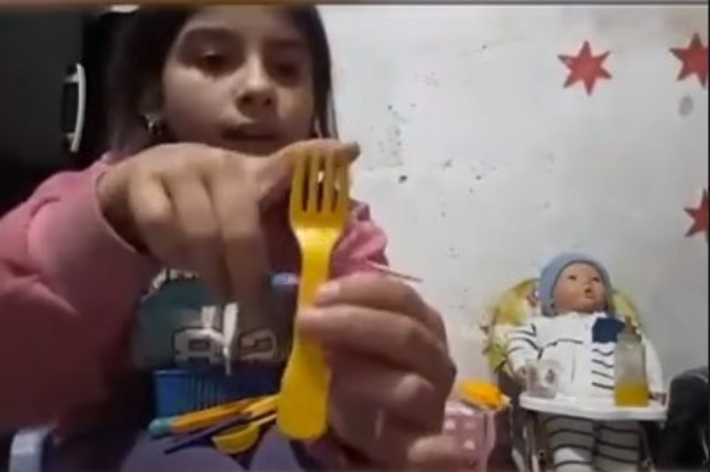 Cuando la niña se dio cuenta de lo sucedido salió corriendo muy alterada por lo que estaba ocurriendo.