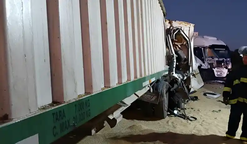 Necochea: un transportista muerto en un choque en cadena de camiones en la Ruta 228