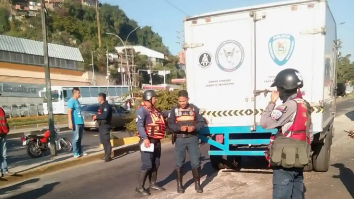 AUTOBÚS ARROLLÓ A MUJER cuando cruzaba a terminal de La Bandera, nieta que la acompañaba se salvó