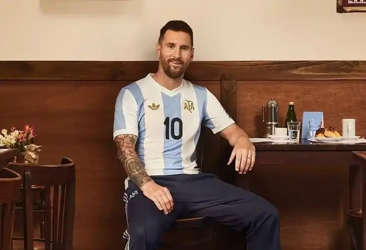 Lionel Messi con la camiseta retro