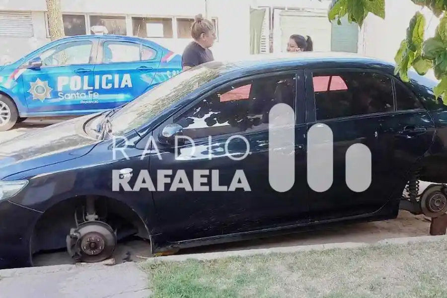 Su ex pareja le robó las tres ruedas de su auto