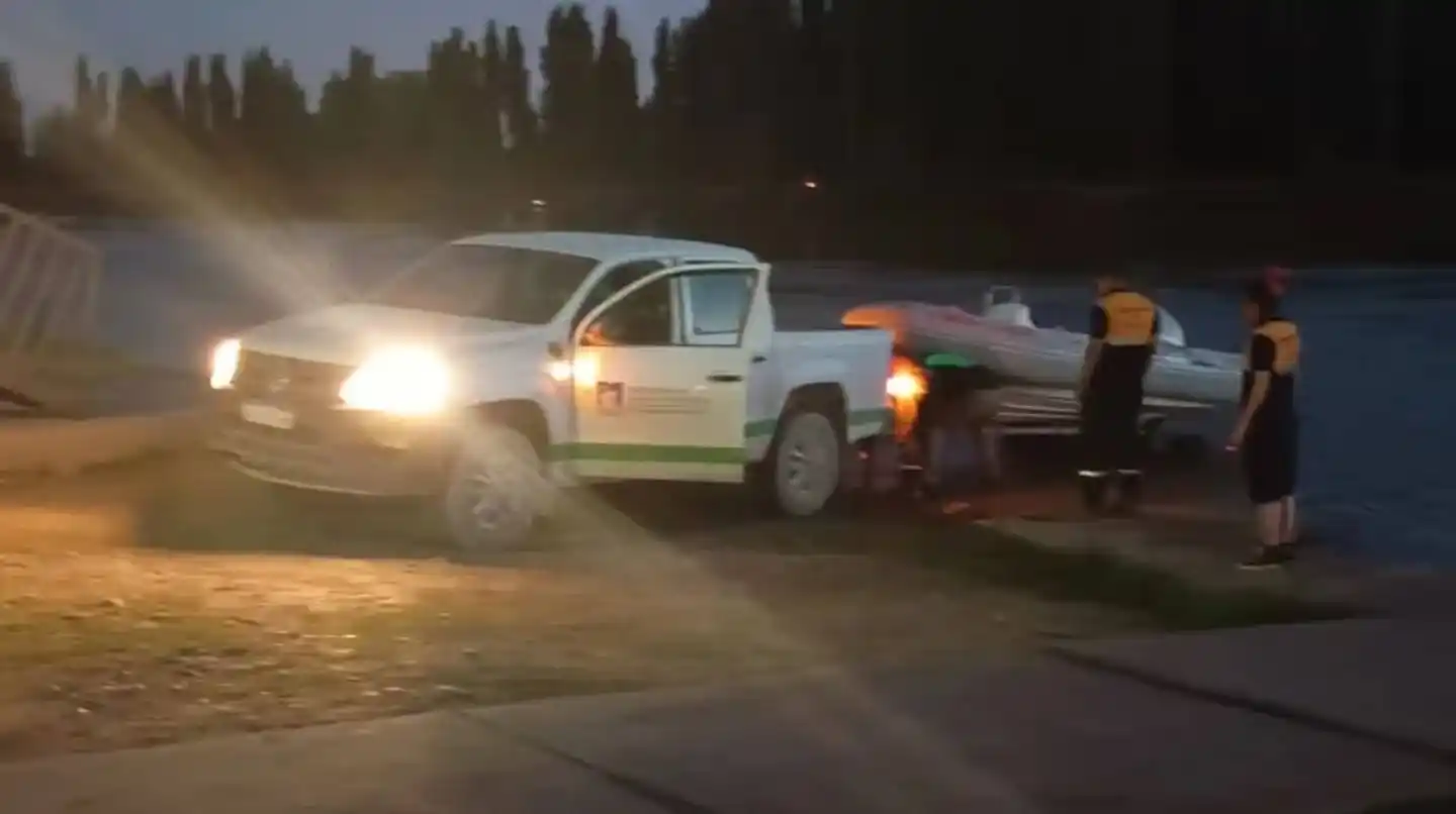 Participan en la búsqueda equipos de rescate de Prefectura, bomberos y Defensa Civil.