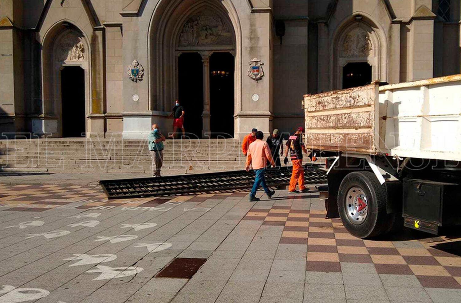 Comenzó la reparación de la reja de la Catedral que cayó sobre un hombre