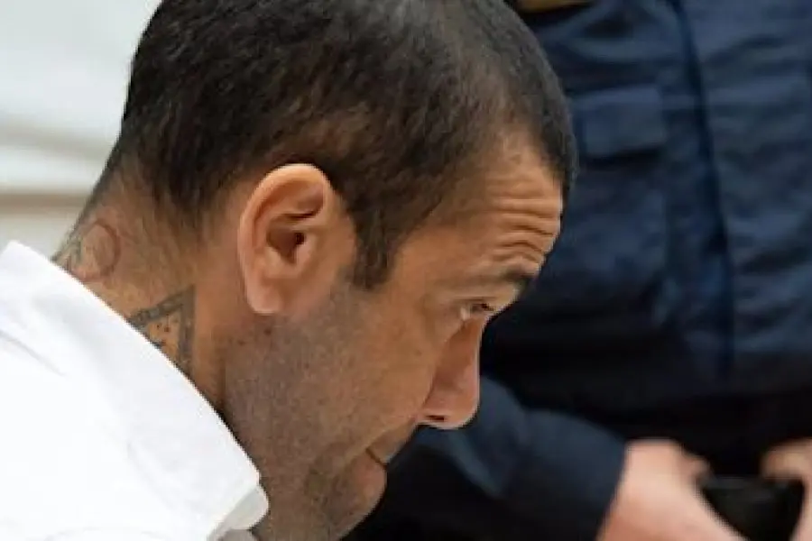 Dani Alves quedó en libertad bajo fianza de un millón de euros y no podrá salir de España