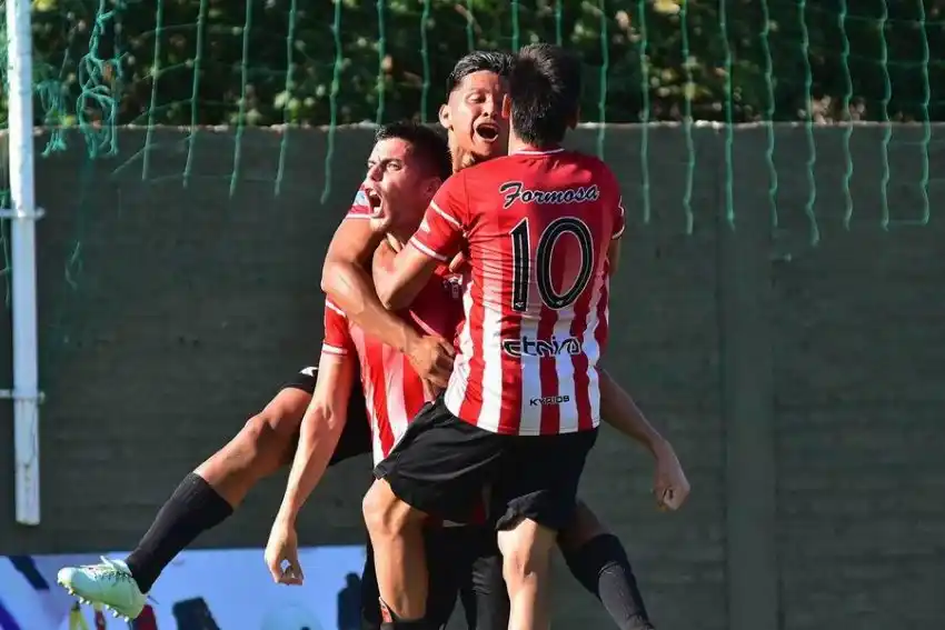 8 de Diciembre festejó en casa tras vencer a Pabellón Argentino