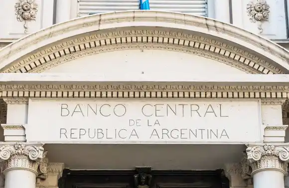 El dólar mayorista tocó el techo de la banda cambiaria y el Banco Central vendió USD 53 millones