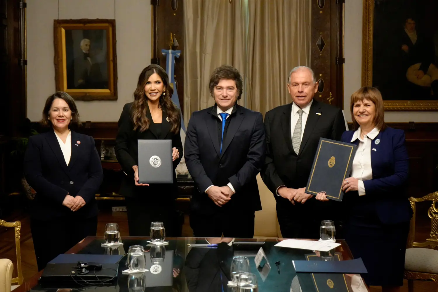 Secretaria de Seguridad Nacional de los Estados Unidos, Kristi Noem, Javier Milei y funcionarios del gobierno (Archivo)
