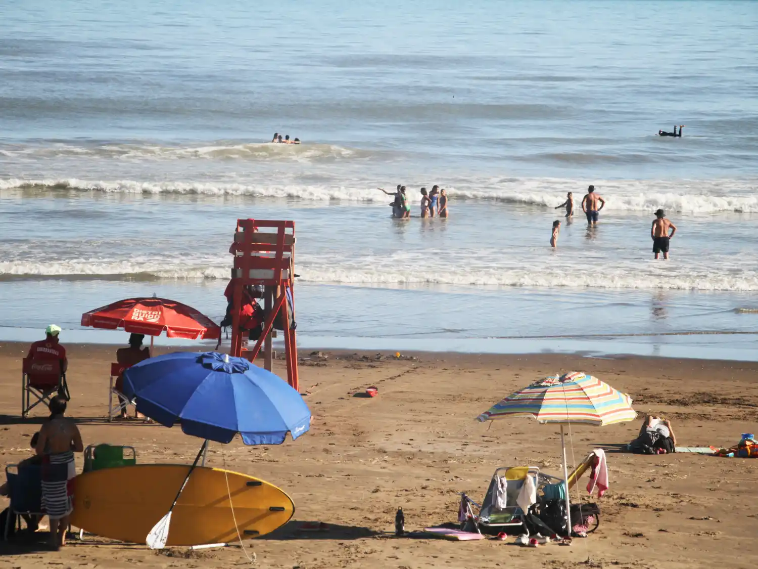 Las buenas condiciones de playa dejaron que la gente disfrute de buenos chapuzones