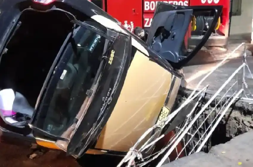 Un taxi cayó a un pozo de Aguas Santafesinas en pleno centro