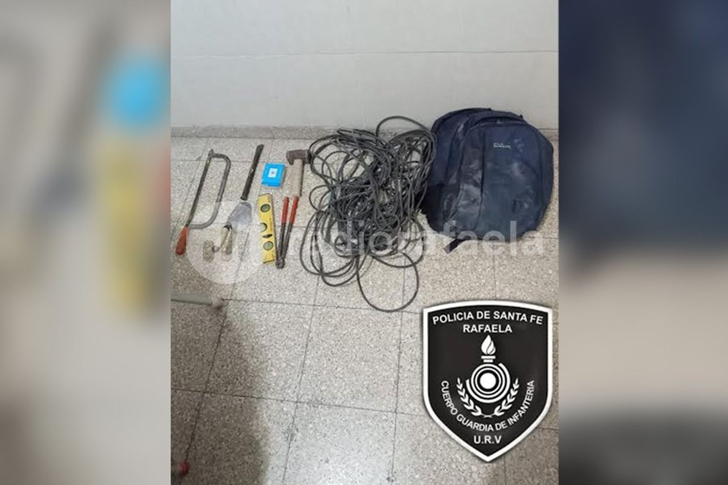 Hallaron una mochila con herramientas y cables abandonada en la vía pública 