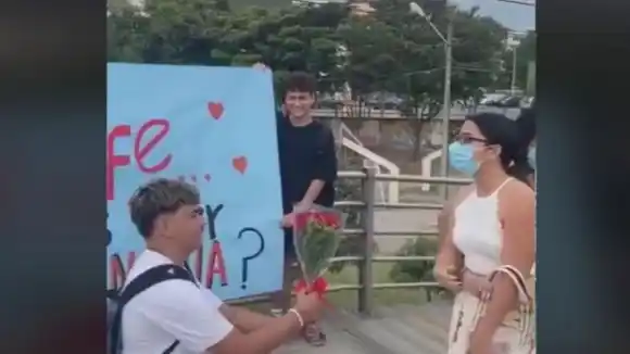 ¡AMOR SIN EDAD! Alumno se le declaró a una profesora y su respuesta se hizo viral (Video)