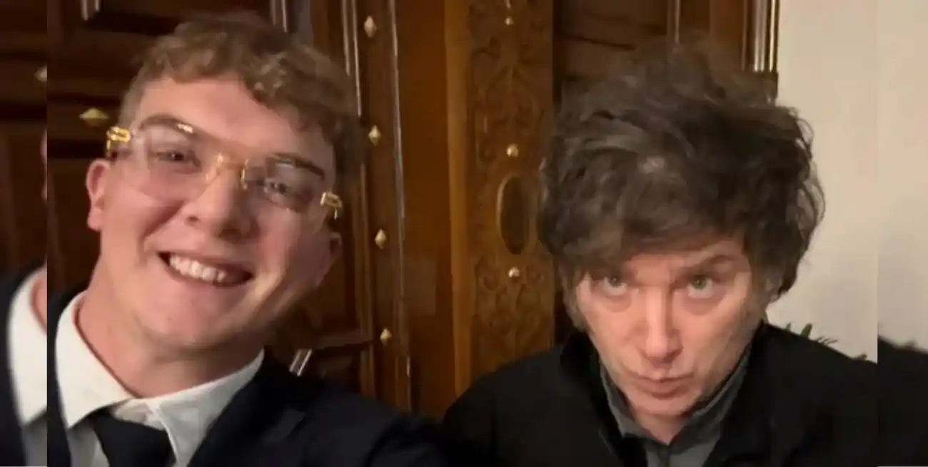 Hayden Davis junto a Javier Milei.