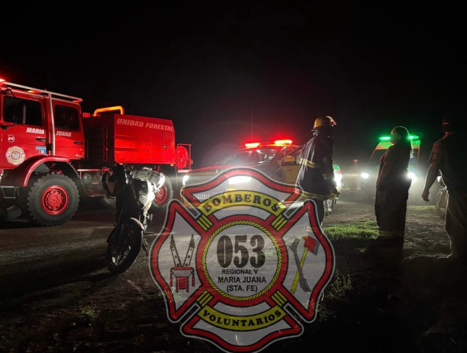 Dos motociclistas cayeron de una moto, sufrieron lesiones y fueron asistidos por bomberos