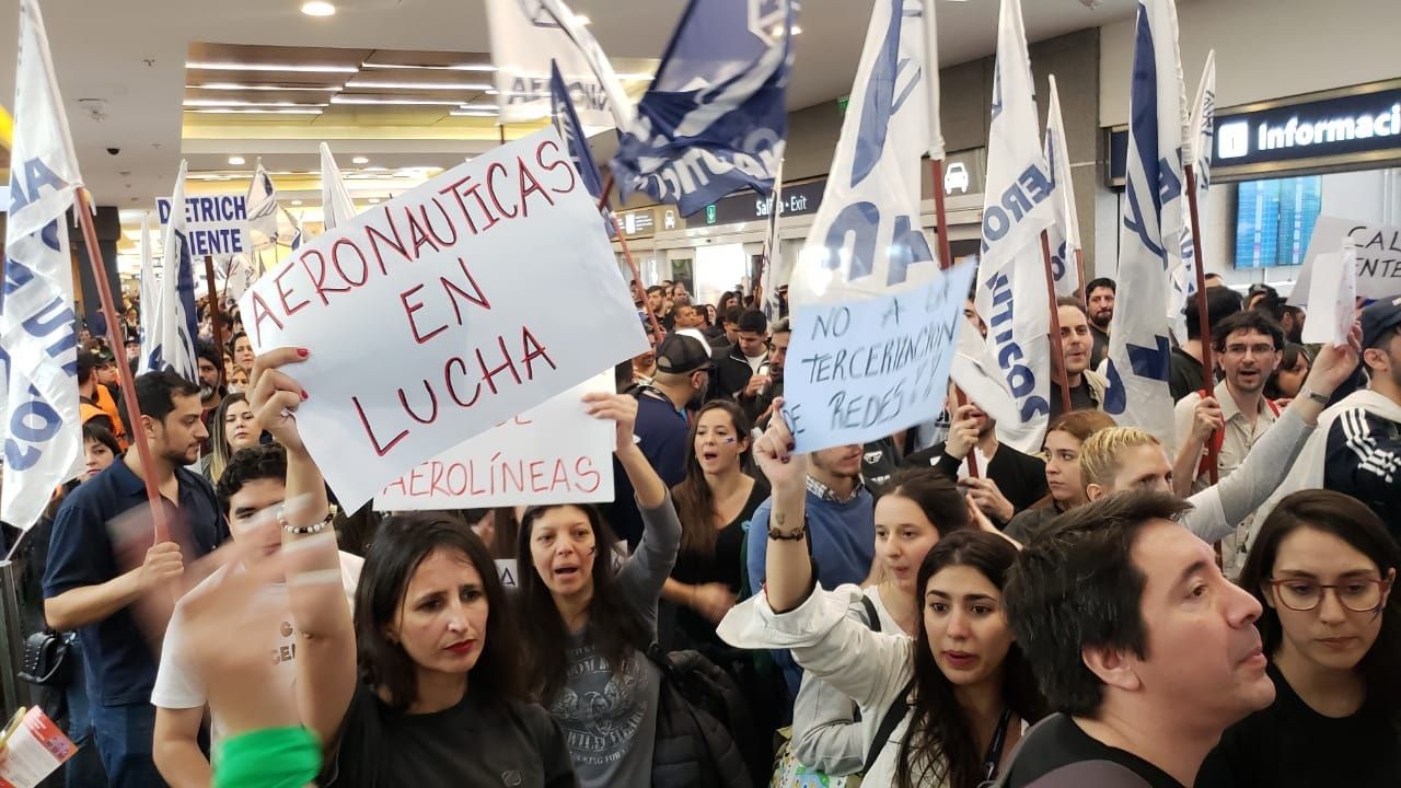Aerolíneas: APA marchó en Aeroparque contra la tercerización de redes sociales en el call center