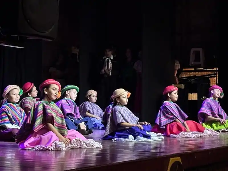 Gran evento con grupos artistas internacionales, provinciales y regionales.