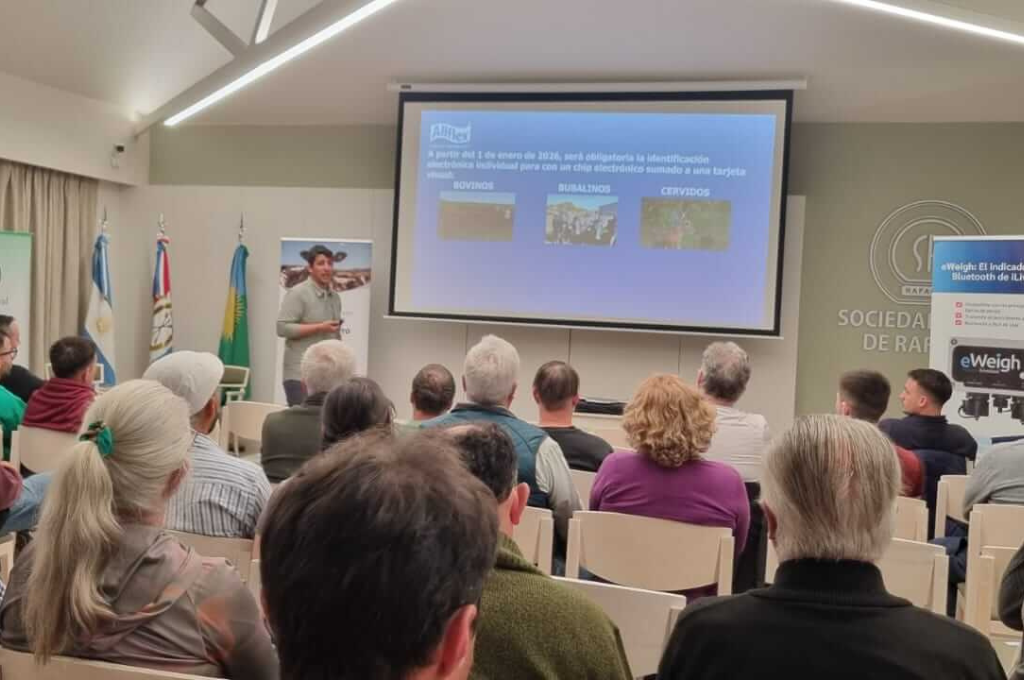 Capacitación en el Salón de Usos Múltiples de la Sociedad Rural de Rafaela