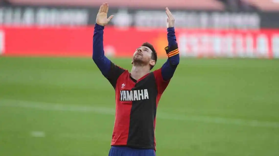 Messi homenajeó a Maradona con una camiseta de Newell's @FCBarcelona_es