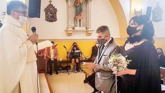 El Obispado cuestionó al cura que casó, en Ushuaia, a una mujer trans