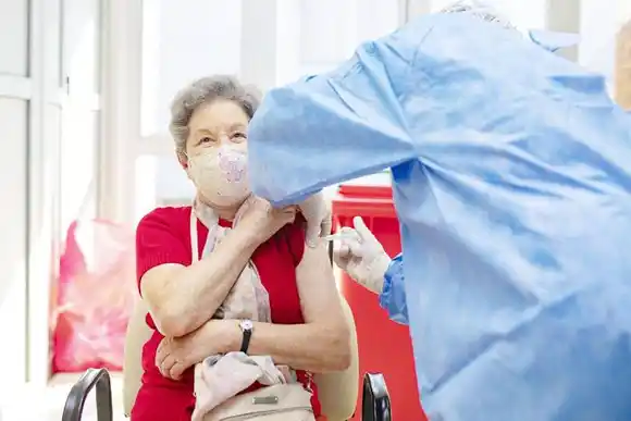 Entre Ríos empieza la aplicación de refuerzos con vacunas Pfizer bivalente