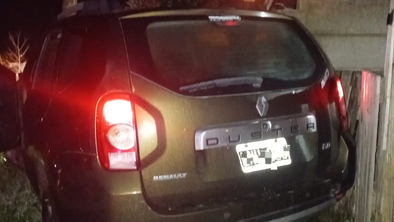 Los sujetos lograron escpar por un descampado luego de chocar el vehículo robado.