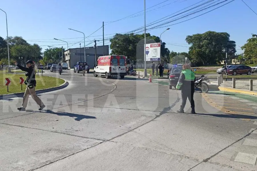 Grave accidente de tránsito en la rotonda del Barrio Pizzurno: una mujer debió ser trasladada al nosocomio local
