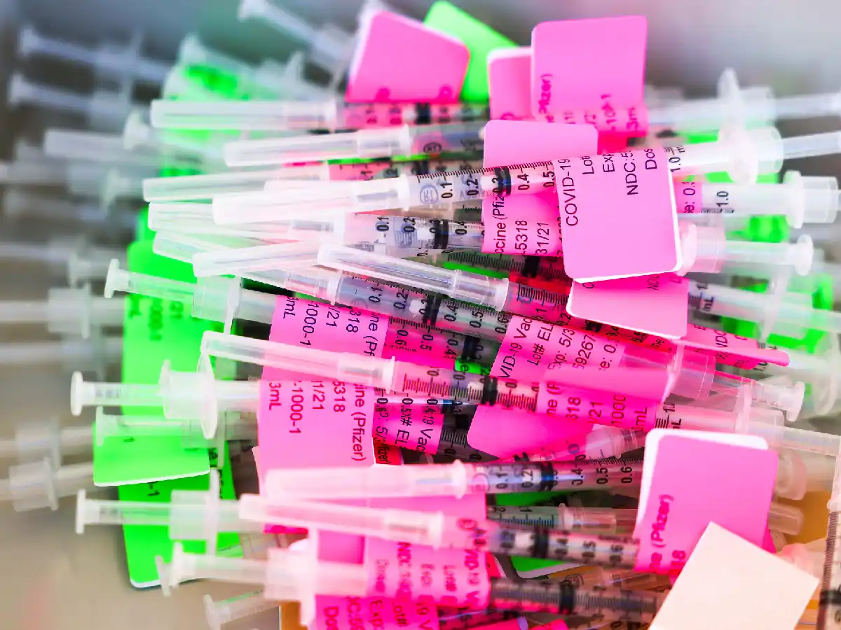 Las farmacéuticas prometieron más vacunas a Europa y Covax 35 millones a América