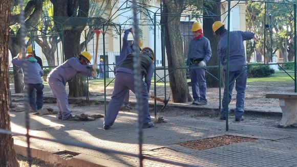 Comenzó la obra de refacción de las veredas de plaza Constitución