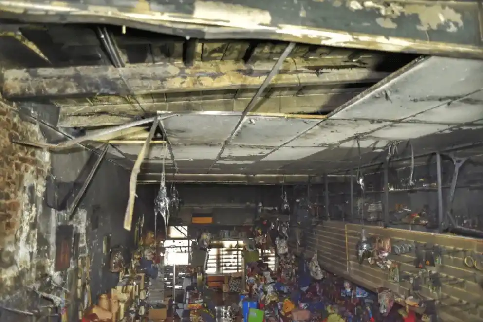 Incendio y saqueo en el tradicional comercio "La Esquina de Bottazi".