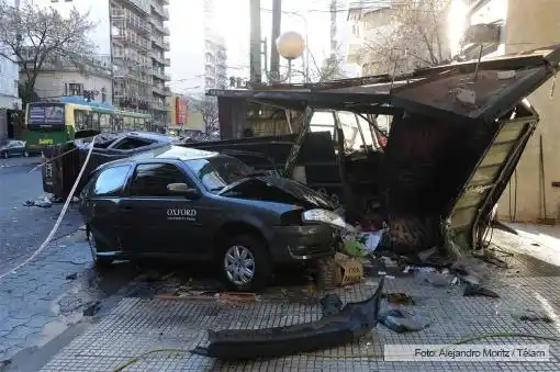 Conducía un auto robado y chocó tres vehículos y un kiosco de diarios