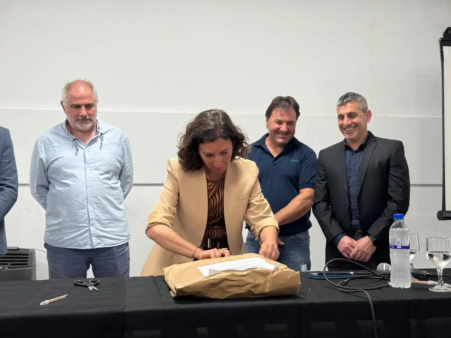 La senadora junto al presidente comunal y autoridades provinciales durante el acto de apertura de ofertas para realizar la obra