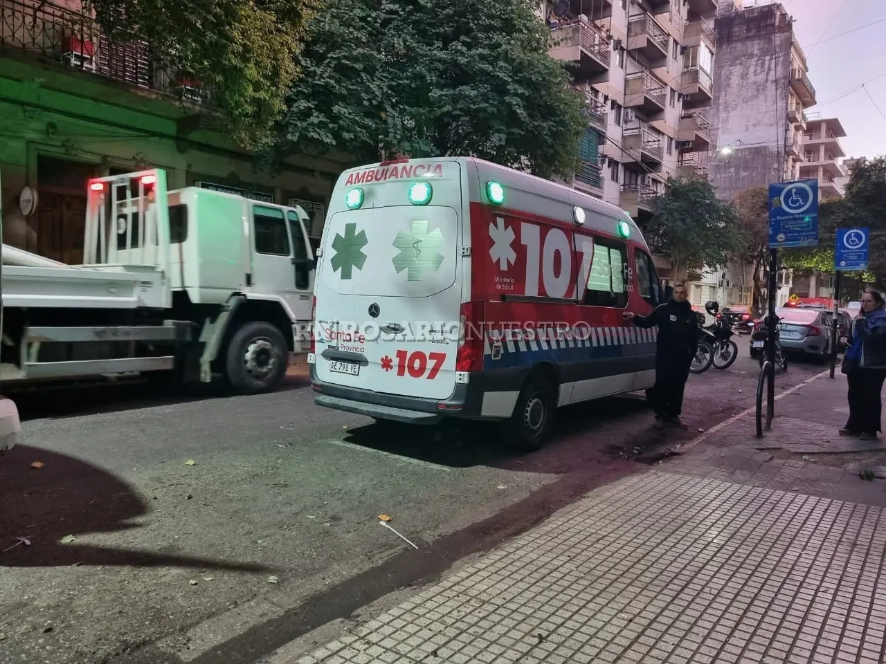 Un motociclista se enganchó con cables y resultó herido.