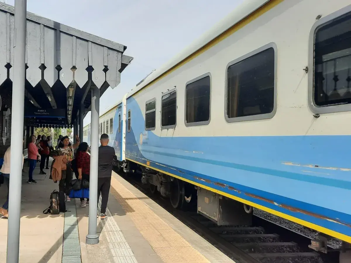 La estación de trenes de San Pedro, con una formación del Ferrocarril Mitre.