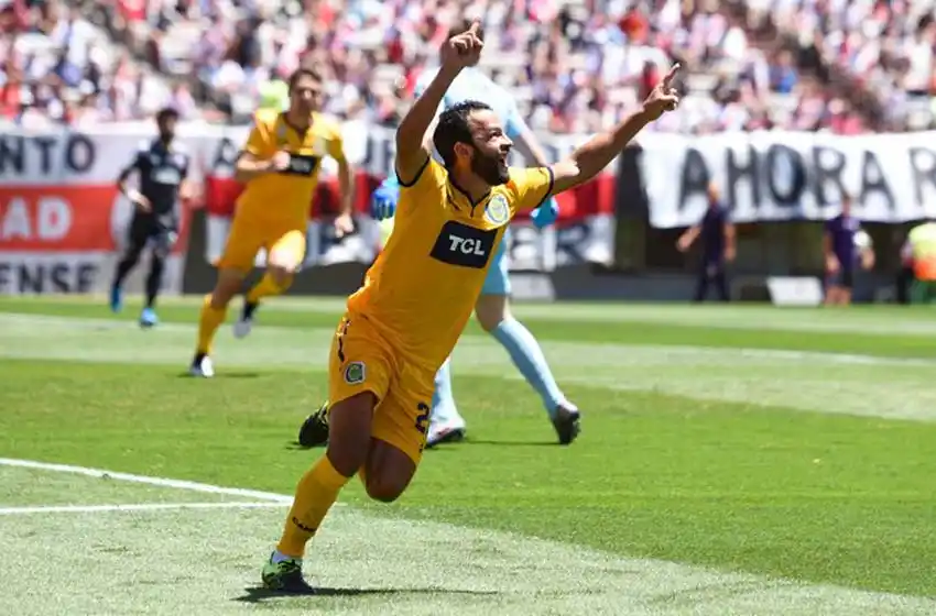 Lucas Gamba y su nueva posición: “Me estoy acostumbrando a jugar de 9, es un buen desafío”