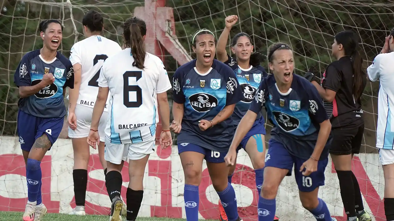 Las jugadoras locales festejaron en la cancha de Mataderos