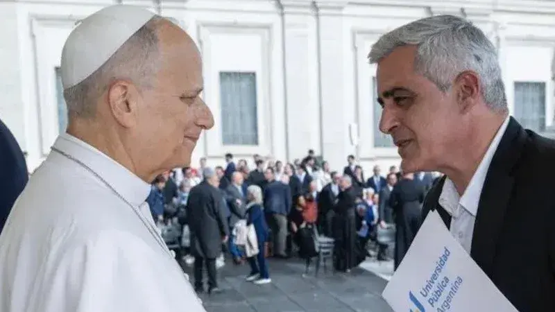 Bartolacci le entregó al papa León XIV un documento sobre la crisis de las universidades públicas