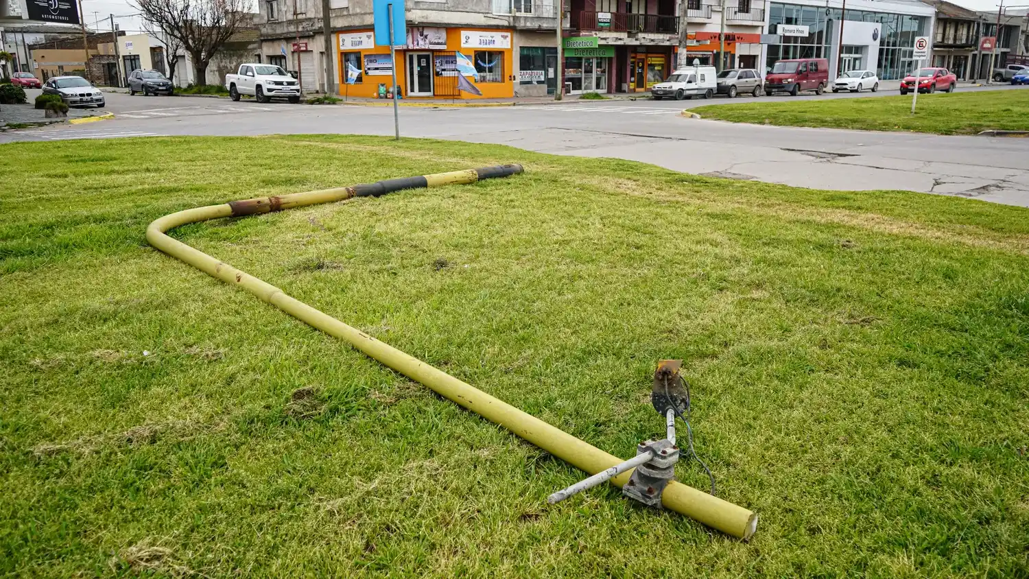 Fuertes vientos. Fue la causa por la cual se terminó cayendo el semáforo de 28 y 59, según dijeron desde el municipio