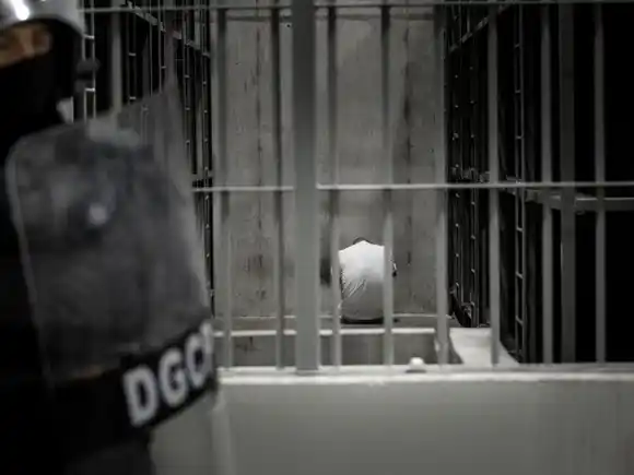 HRW denuncia que venezolanos detenidos en el CECOT "fueron torturados"