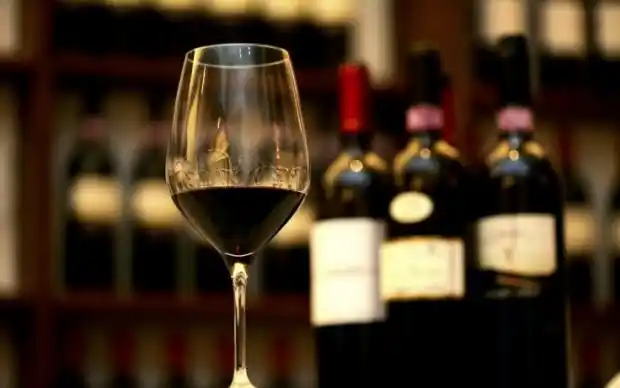 La caída del consumo de vino tinto cuadriplicó a la de la cerveza en 2016