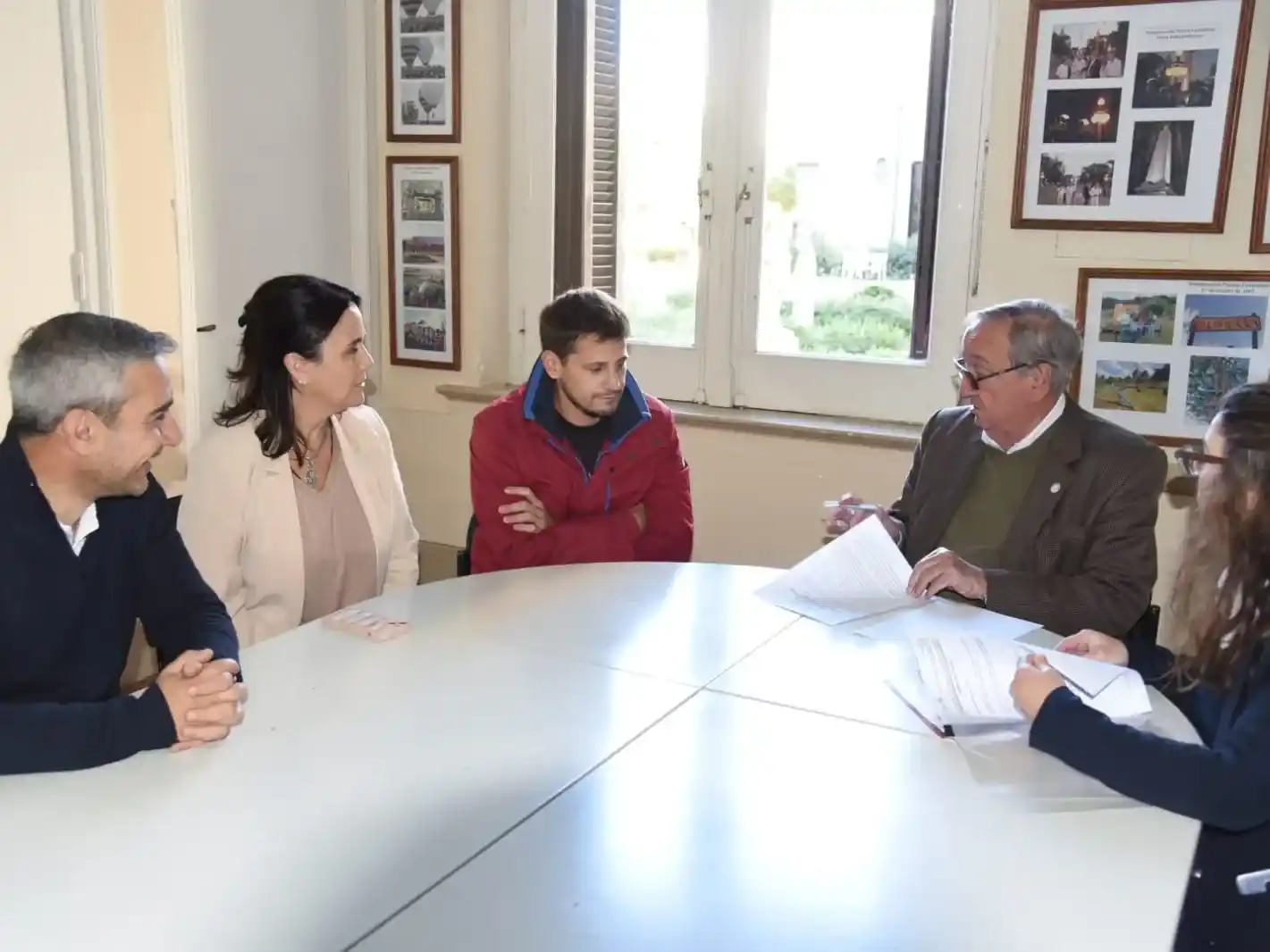 La firma del acuerdo corresponde a la contratación de mano de obra calificada para completar las unidades habitacionales en ejecución.