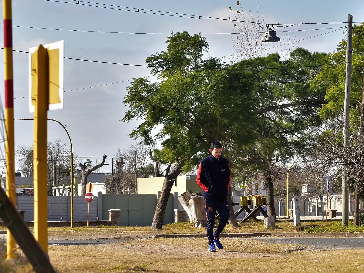 La última vieja y solitaria lámpara que divide una calle  