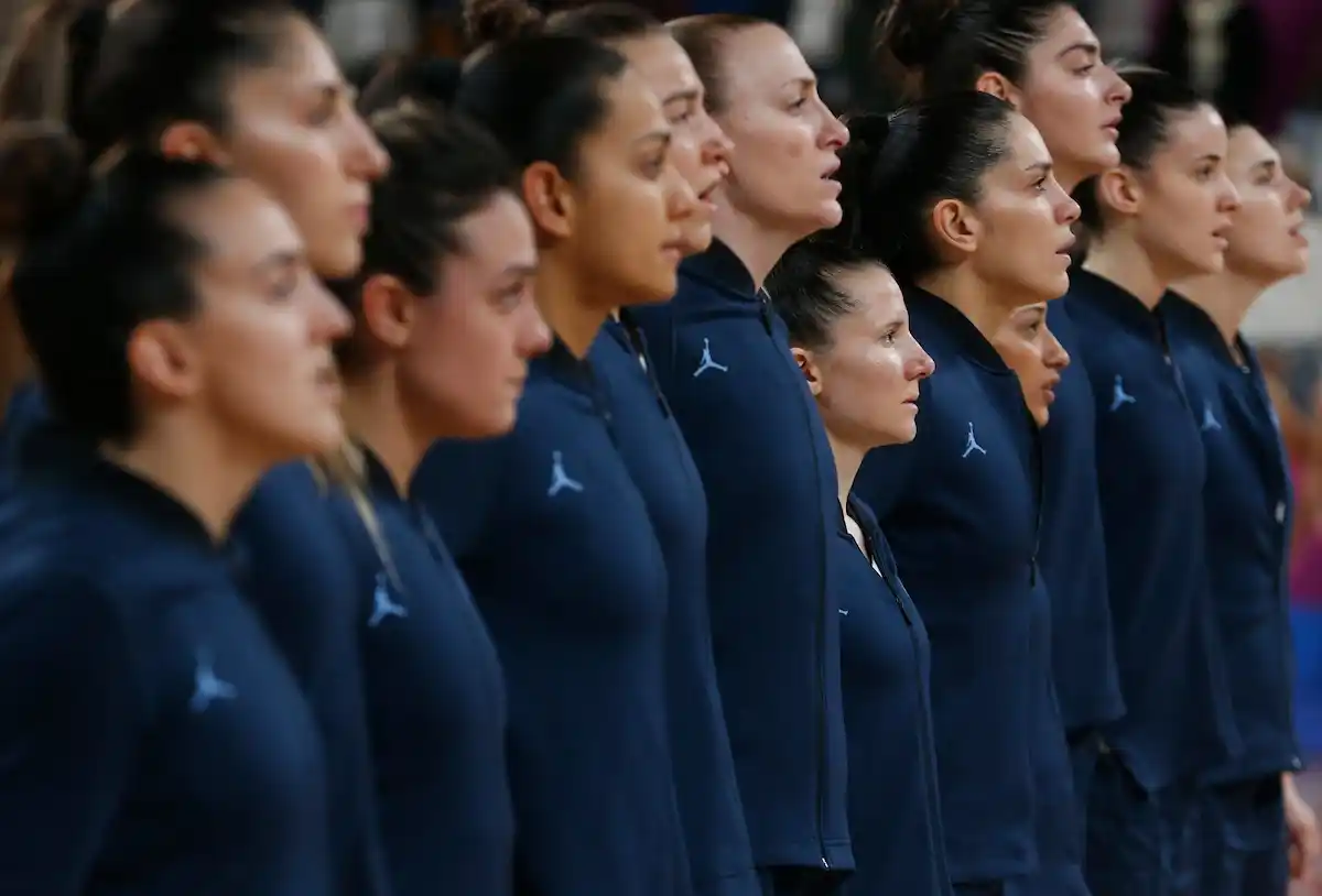 Papelón: las chicas del básquet perdieron su partido por tener la vestimenta equivocada