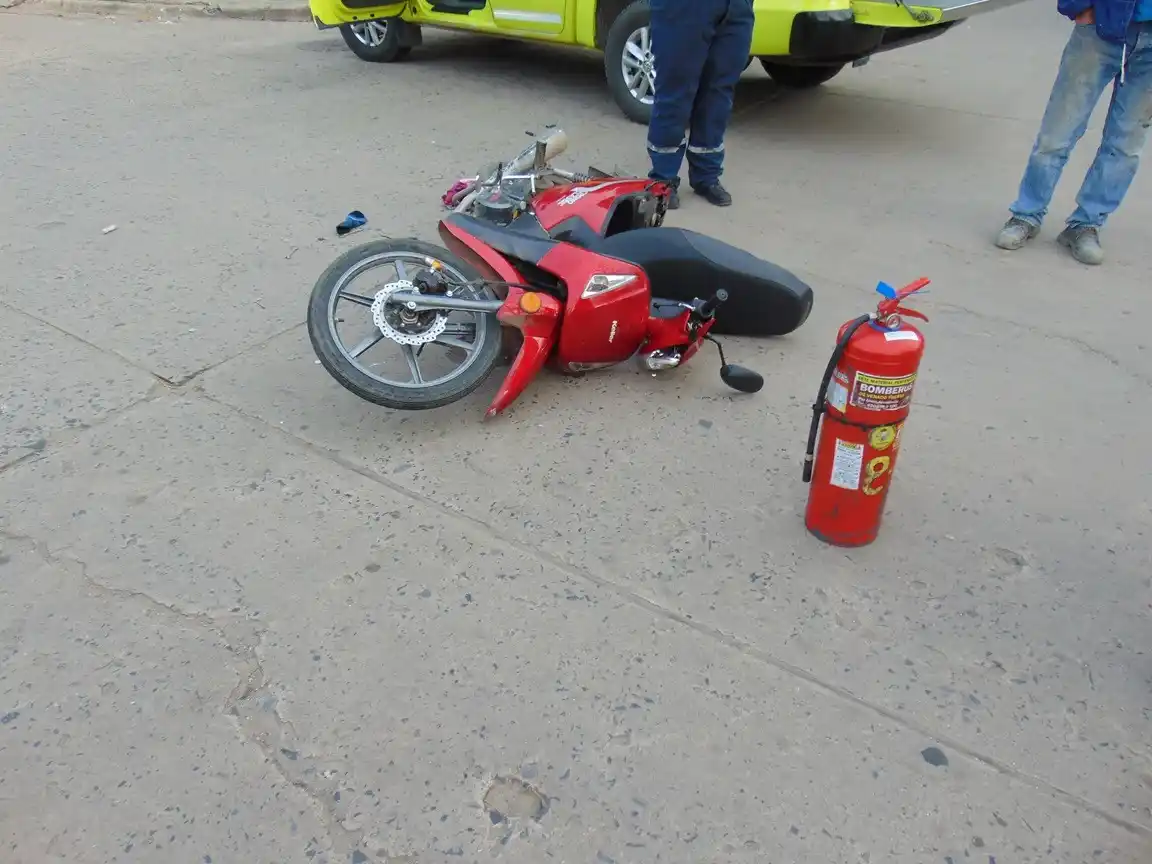 La moto quedó tendida en la calle tras el choque.