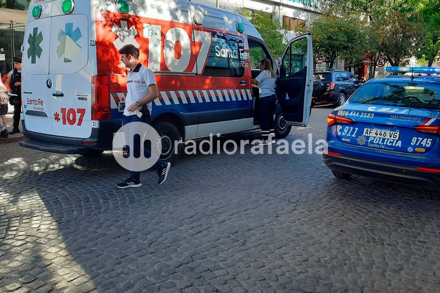 Fuerte accidente en una esquina peligrosa terminó con una motociclista hospitalizada