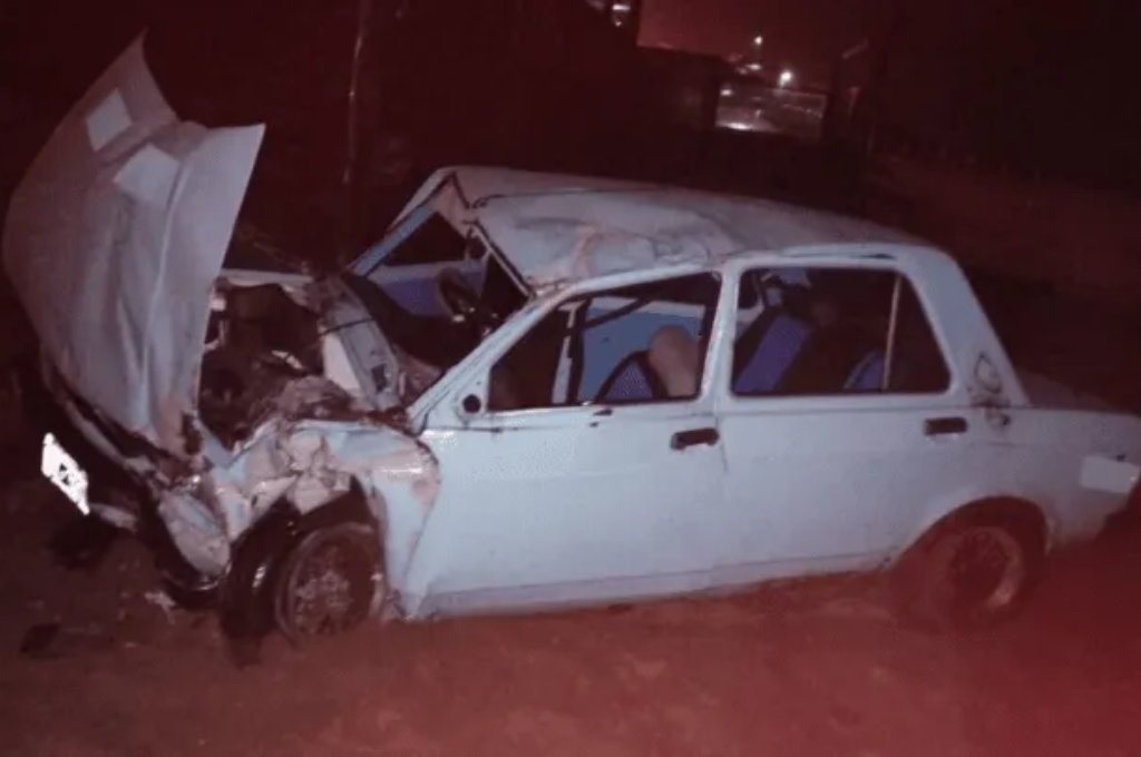 El vehículo, un Fiat 128, se desvió desde la avenida hacia el sector costero.