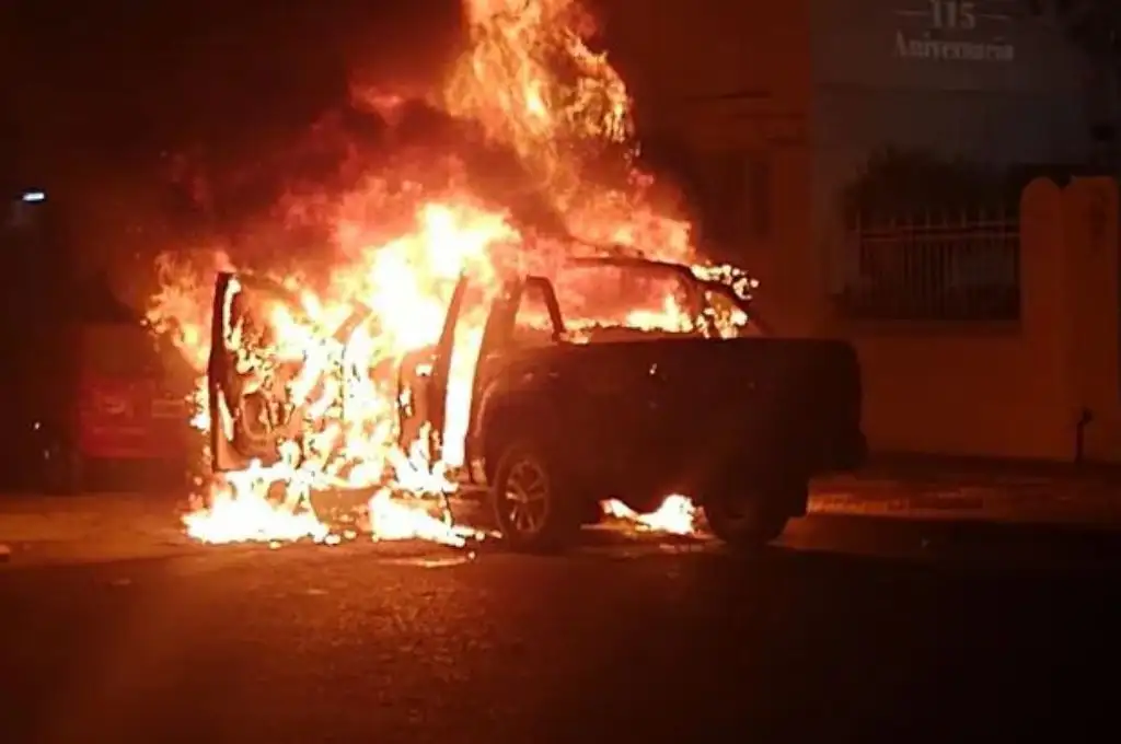 Rosario: bombardearon un móvil policial frente a una comisaría