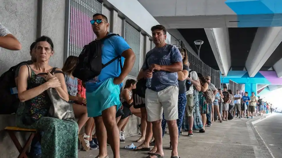 Largas filas para vacunarse contra la fiebre amarilla