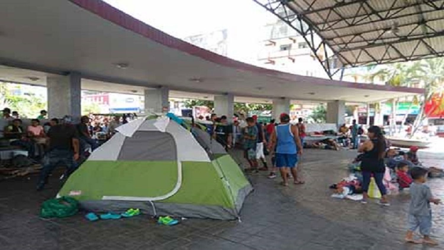 MANTENER A UN MIGRANTE en la frontera entre México y EE. UU. se triplicó y los refugios no dan para más