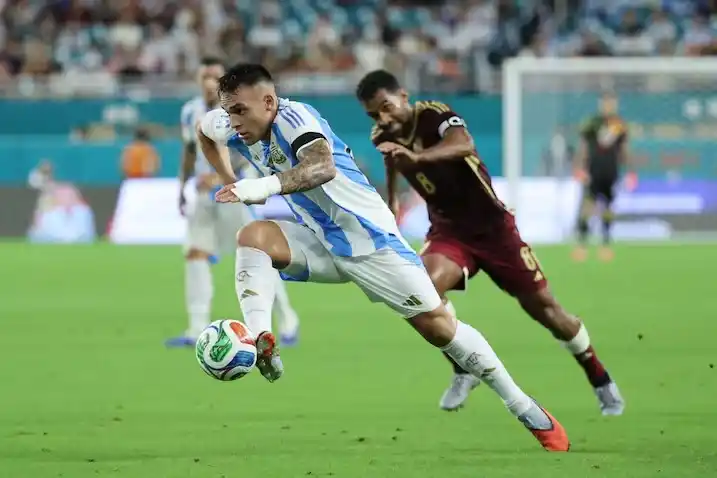 El bahiense Lautaro Martínez fue la bandera del triunfo argentino ante Venezuela, en una noche sin Messi