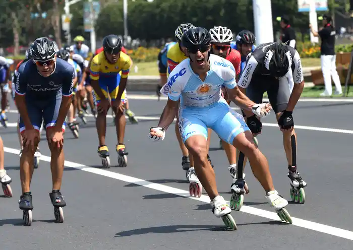 El final del maratón masculino con el festejo desenfrenador de Juan Cruz Araldi. 